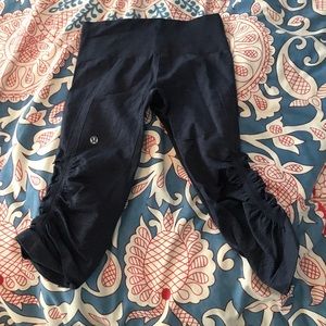 Lululemon navy cropped leggings
